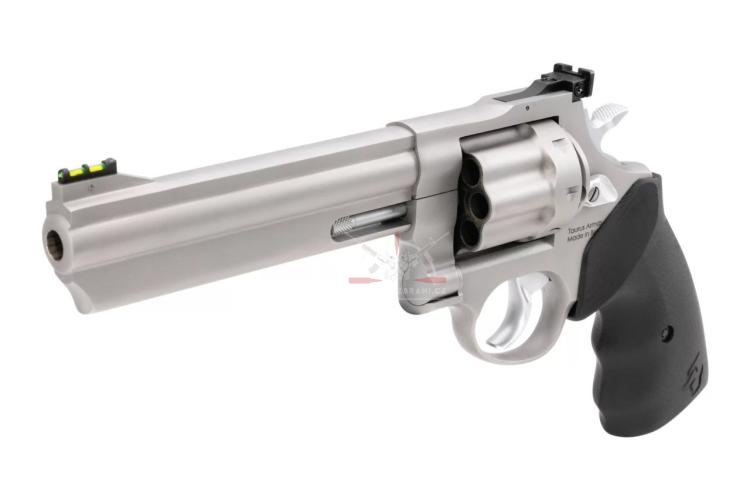 Nerezový osmiranný revolver Taurus 608 Competition s 6palcovou hlavní v ráži .357 Magnum.