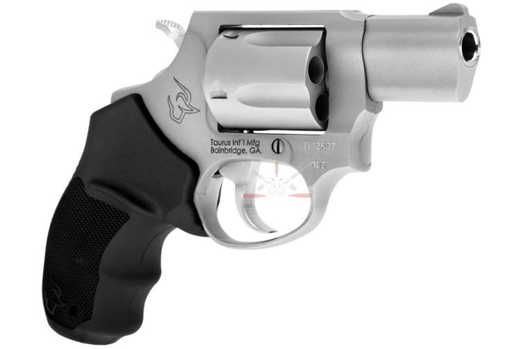 Nerezový revolver Taurus Model 605 ráže .357 Magnum s dvoupalcovou hlavní a pětiranným válcem.