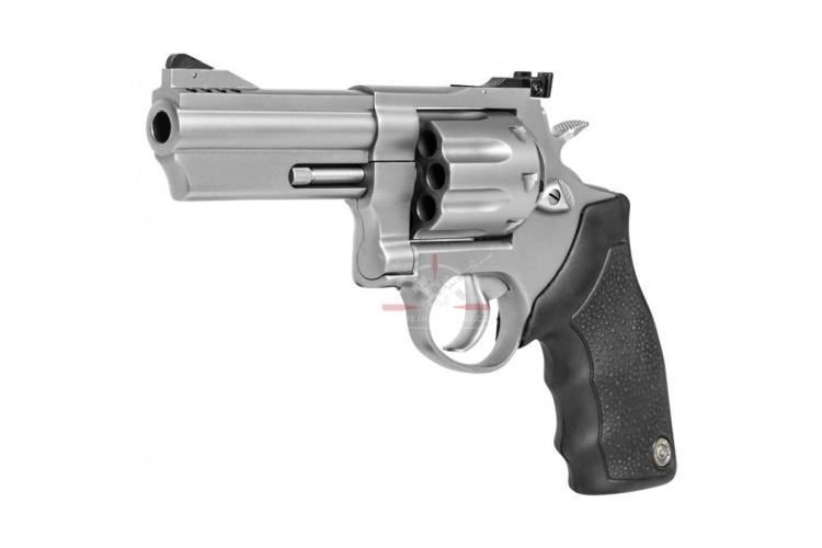 Celokovový osmiranný revolver Taurus 608 ráže .357 Magnum s ergonomickou rukojetí.
